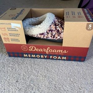 Brand new! Ladies Dearfoams slippers. Size 5-6